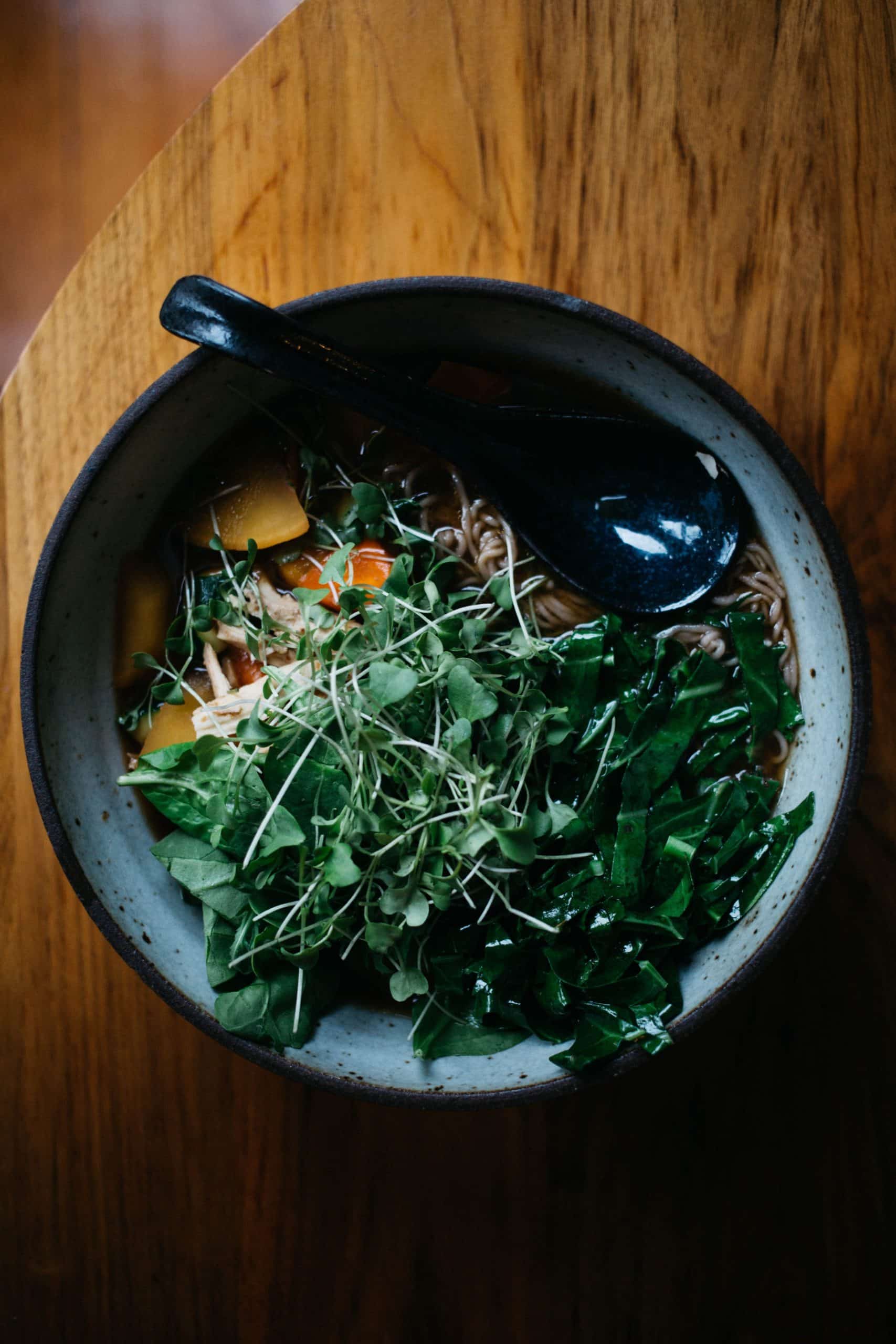 recette soupe bouillon miso légumes croquants tofu gingembre persil ciboulette bol carotte champignons wakame algues manger